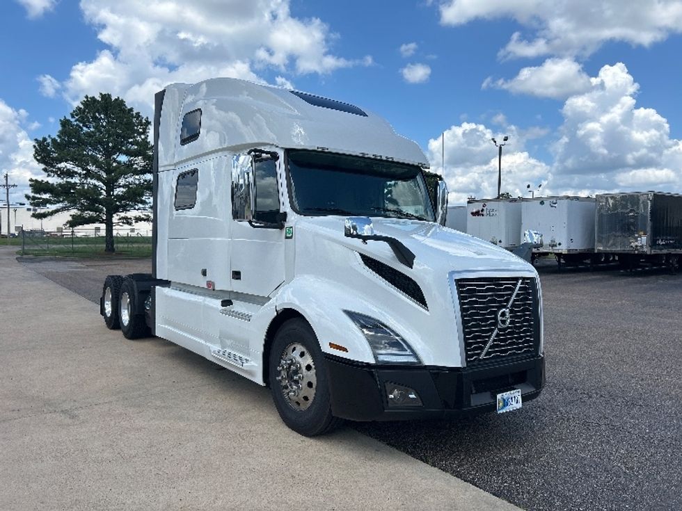 Sleeper Tractor-Heavy Duty Tractors-Volvo-2023-VNL64860-Olive Branch-MS-498,310\n\t\tmiles-$ 87,250 - Image 1
