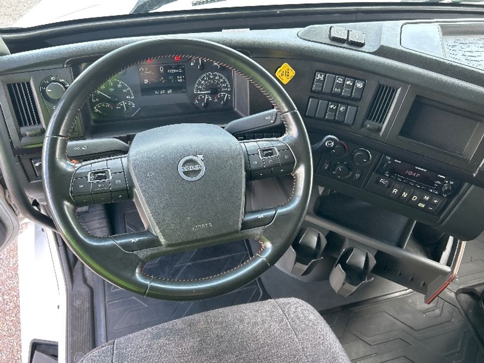 Sleeper Tractor-Heavy Duty Tractors-Volvo-2023-VNL64860-Olive Branch-MS-498,310\n\t\tmiles-$ 87,250 - Image 11