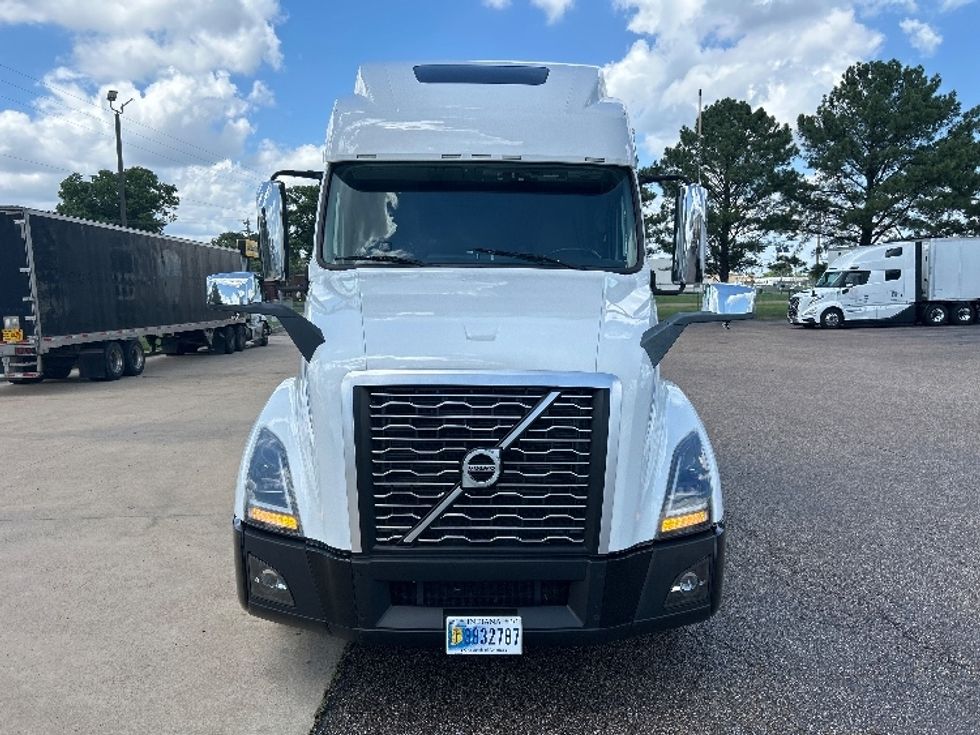 Sleeper Tractor-Heavy Duty Tractors-Volvo-2023-VNL64860-Olive Branch-MS-498,310\n\t\tmiles-$ 87,250 - Image 2