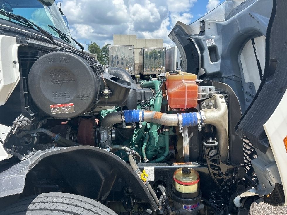 Sleeper Tractor-Heavy Duty Tractors-Volvo-2023-VNL64860-Olive Branch-MS-498,310\n\t\tmiles-$ 87,250 - Image 20