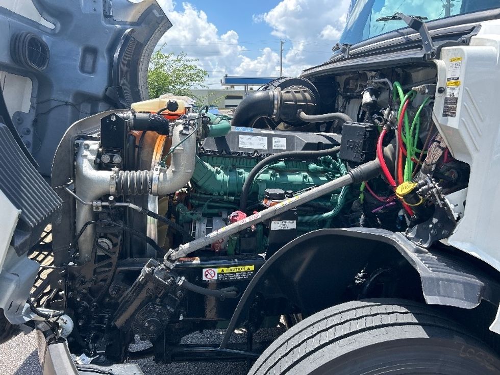 Sleeper Tractor-Heavy Duty Tractors-Volvo-2023-VNL64860-Olive Branch-MS-498,310\n\t\tmiles-$ 87,250 - Image 21