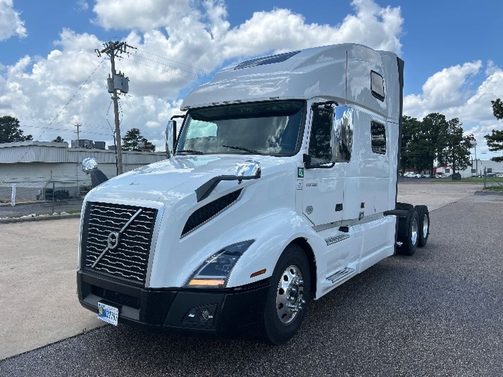 Sleeper Tractor-Heavy Duty Tractors-Volvo-2023-VNL64860-Olive Branch-MS-498,310\n\t\tmiles-$ 87,250 - Image 3