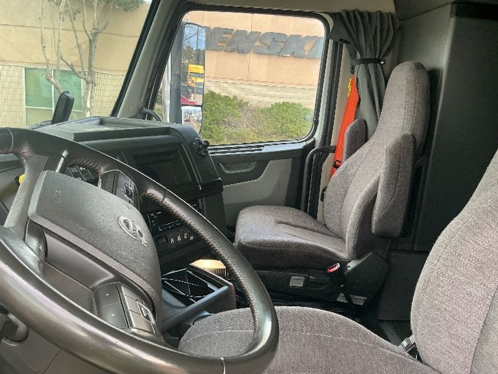 Sleeper Tractor-Heavy Duty Tractors-Volvo-2023-VNL64860-Olive Branch-MS-501,023\n\t\tmiles-$ 81,500 - Image 10