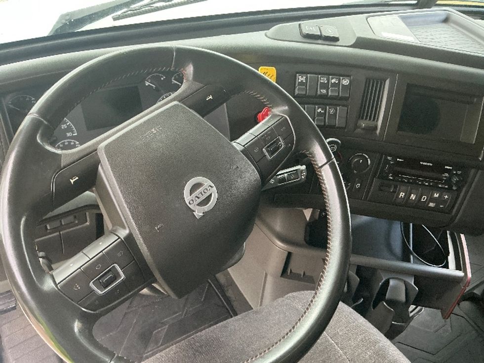 Sleeper Tractor-Heavy Duty Tractors-Volvo-2023-VNL64860-Olive Branch-MS-501,023\n\t\tmiles-$ 81,500 - Image 11