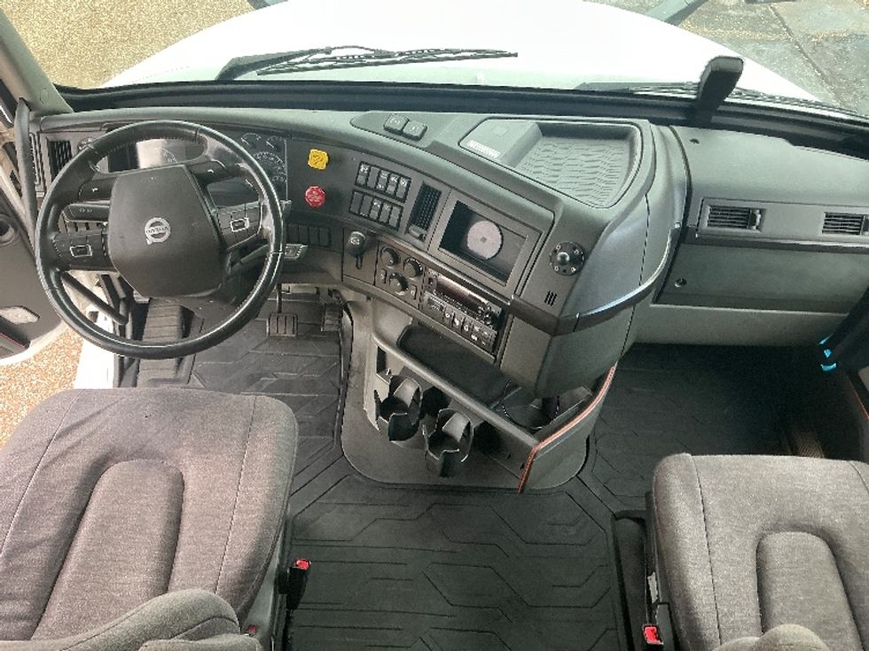 Sleeper Tractor-Heavy Duty Tractors-Volvo-2023-VNL64860-Olive Branch-MS-501,023\n\t\tmiles-$ 81,500 - Image 12