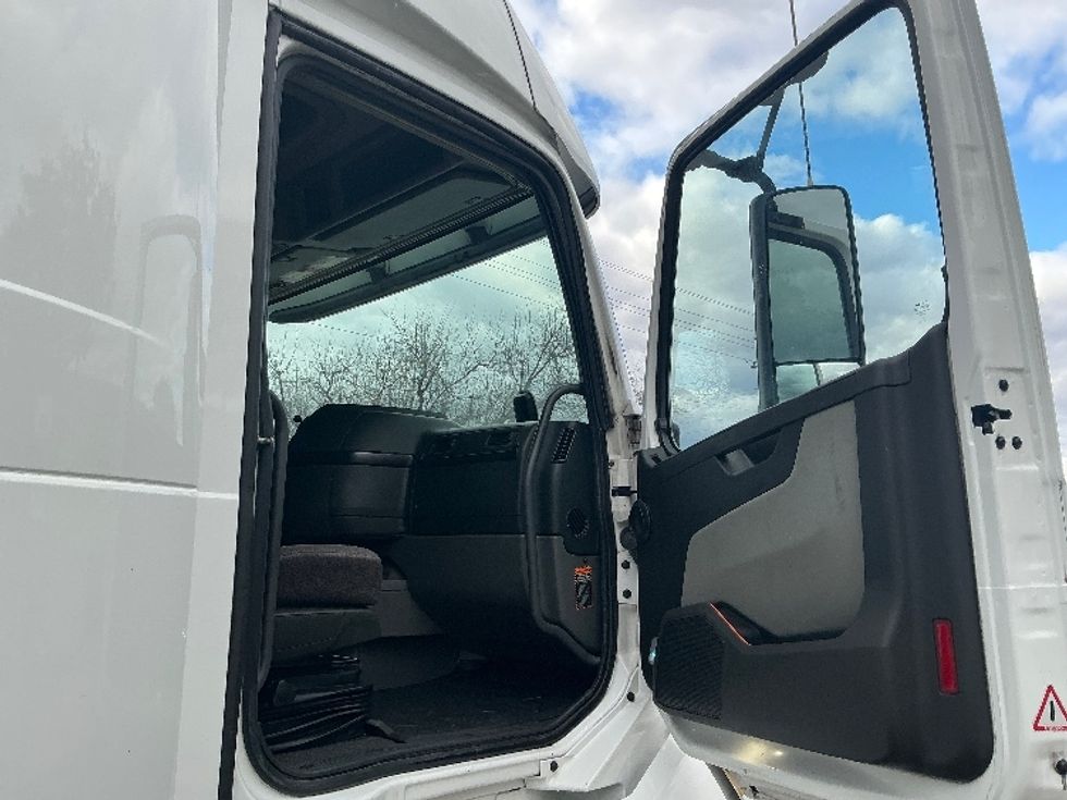 Sleeper Tractor-Heavy Duty Tractors-Volvo-2023-VNL64860-Olive Branch-MS-501,023\n\t\tmiles-$ 81,500 - Image 13