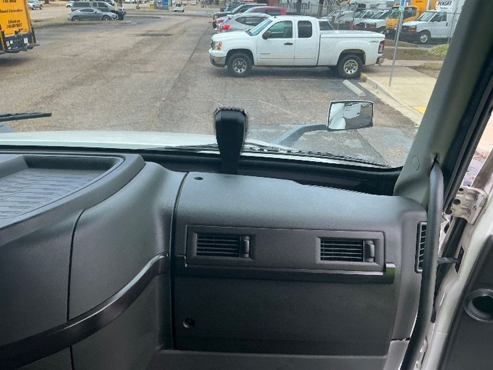 Sleeper Tractor-Heavy Duty Tractors-Volvo-2023-VNL64860-Olive Branch-MS-501,023\n\t\tmiles-$ 81,500 - Image 14