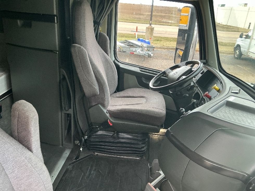 Sleeper Tractor-Heavy Duty Tractors-Volvo-2023-VNL64860-Olive Branch-MS-501,023\n\t\tmiles-$ 81,500 - Image 15