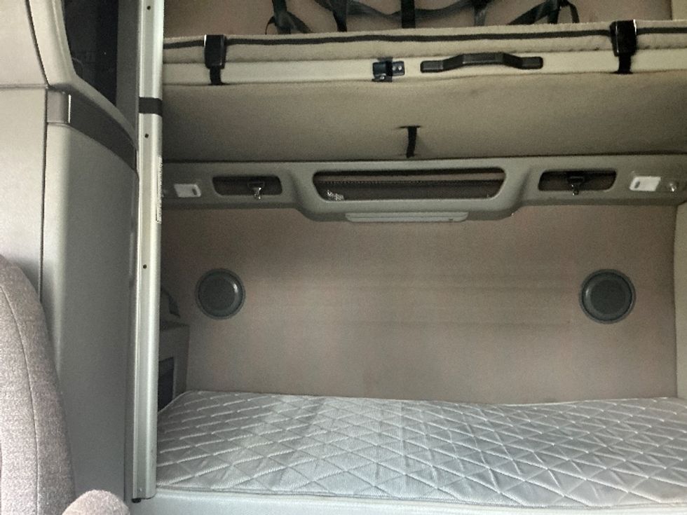 Sleeper Tractor-Heavy Duty Tractors-Volvo-2023-VNL64860-Olive Branch-MS-501,023\n\t\tmiles-$ 81,500 - Image 16