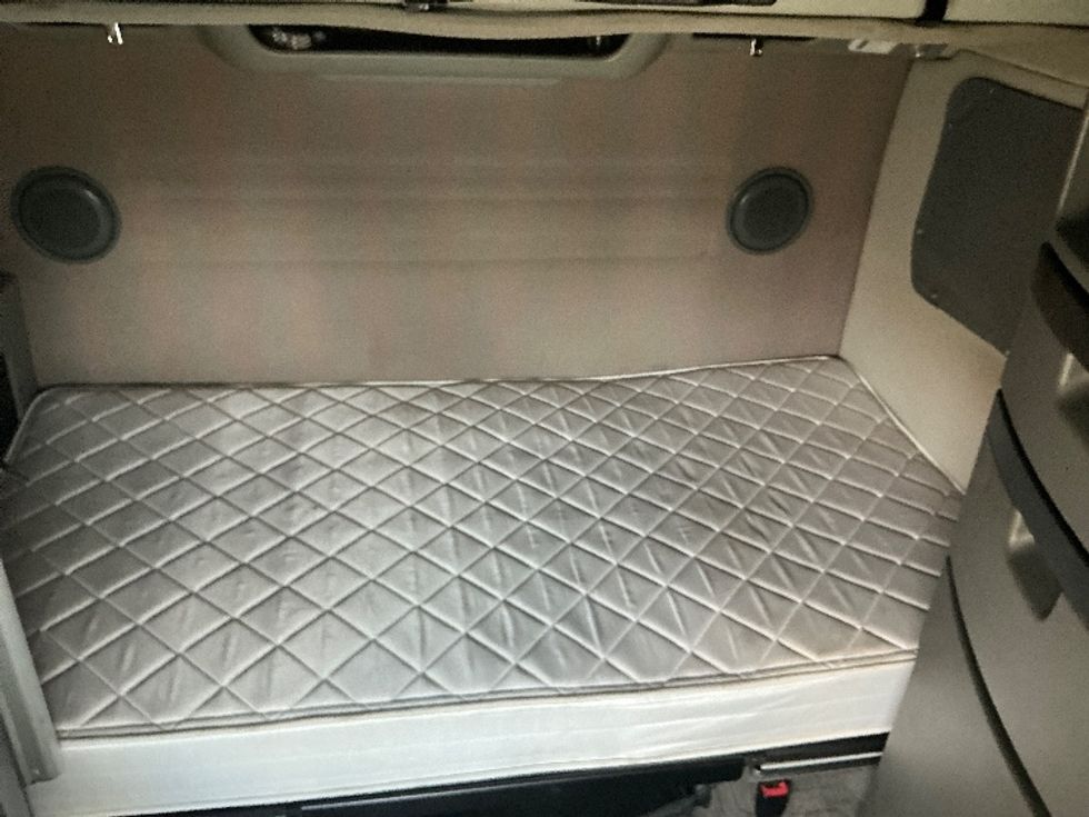 Sleeper Tractor-Heavy Duty Tractors-Volvo-2023-VNL64860-Olive Branch-MS-501,023\n\t\tmiles-$ 81,500 - Image 17