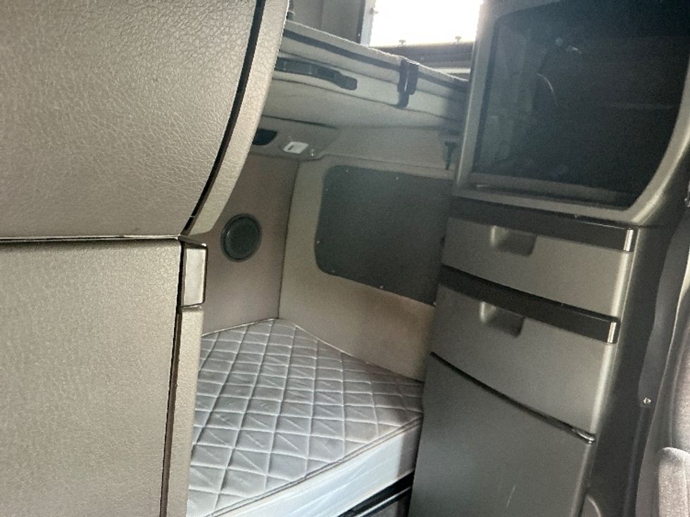 Sleeper Tractor-Heavy Duty Tractors-Volvo-2023-VNL64860-Olive Branch-MS-501,023\n\t\tmiles-$ 81,500 - Image 18