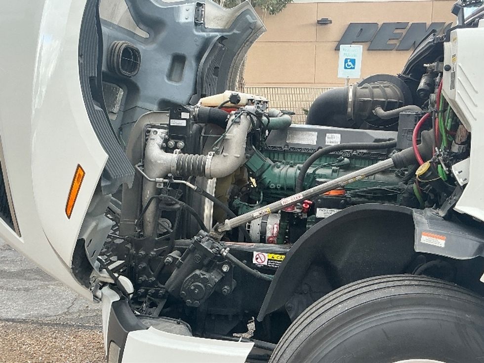 Sleeper Tractor-Heavy Duty Tractors-Volvo-2023-VNL64860-Olive Branch-MS-501,023\n\t\tmiles-$ 81,500 - Image 19