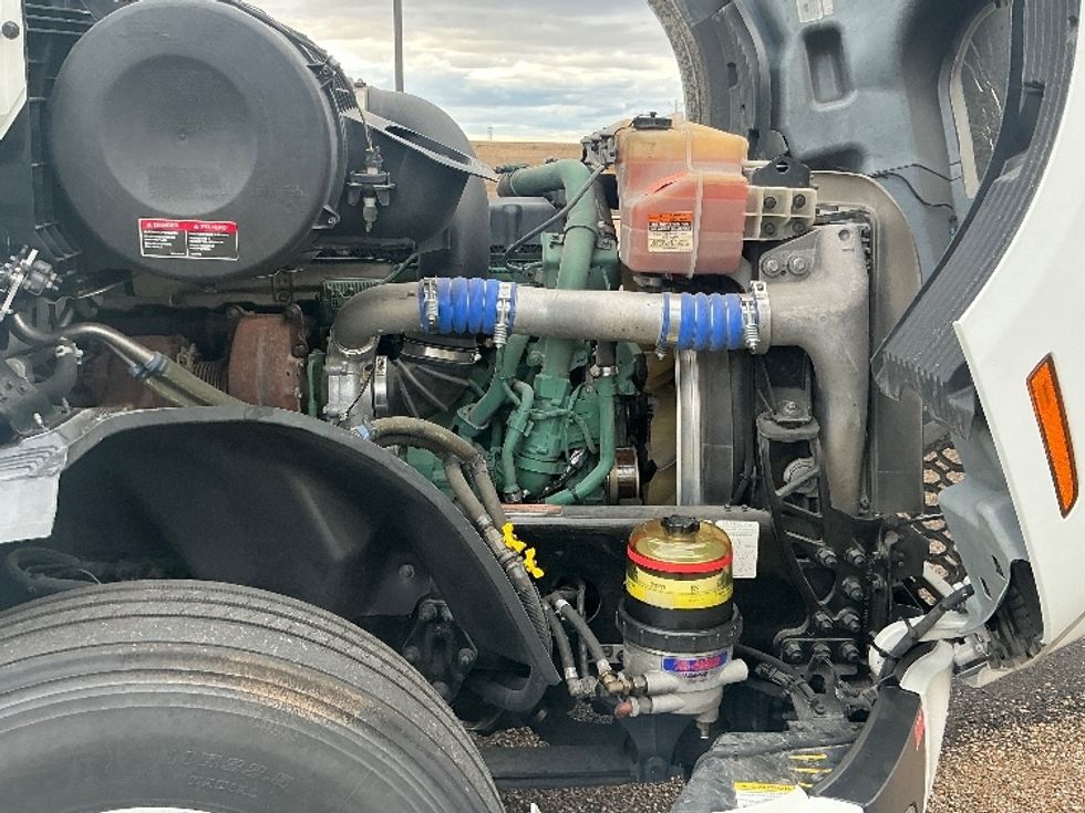 Sleeper Tractor-Heavy Duty Tractors-Volvo-2023-VNL64860-Olive Branch-MS-501,023\n\t\tmiles-$ 81,500 - Image 20