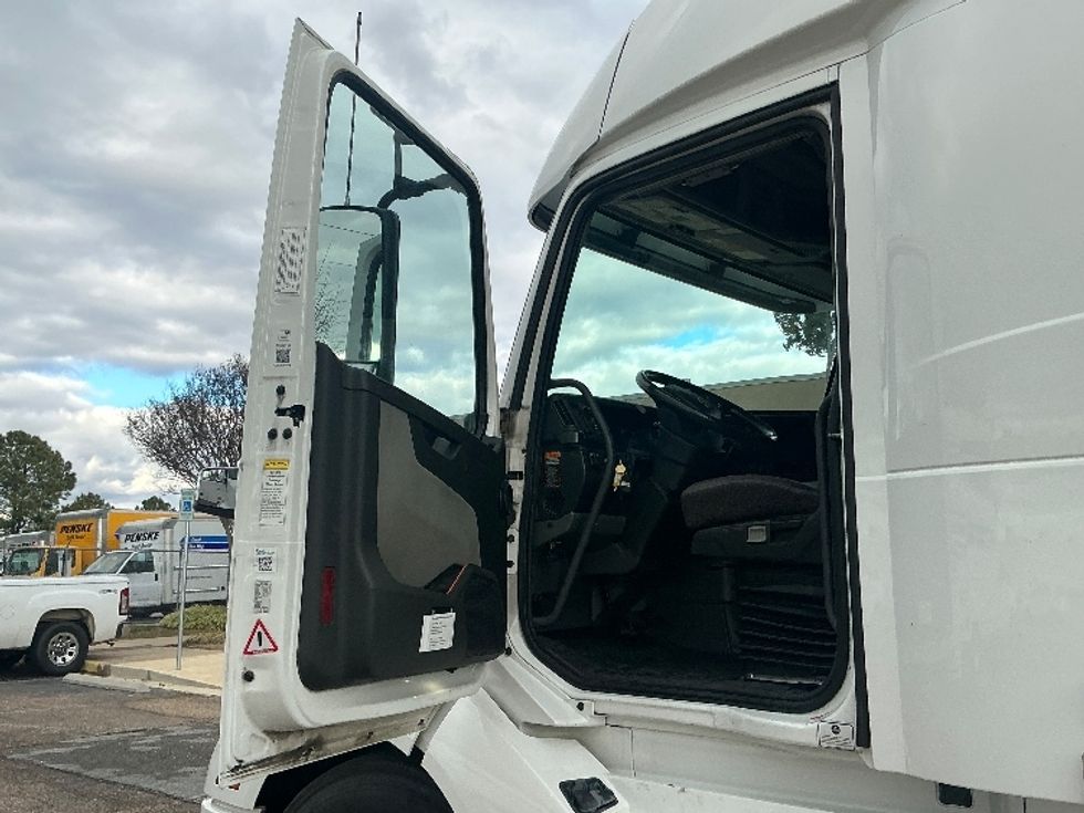 Sleeper Tractor-Heavy Duty Tractors-Volvo-2023-VNL64860-Olive Branch-MS-501,023\n\t\tmiles-$ 81,500 - Image 9