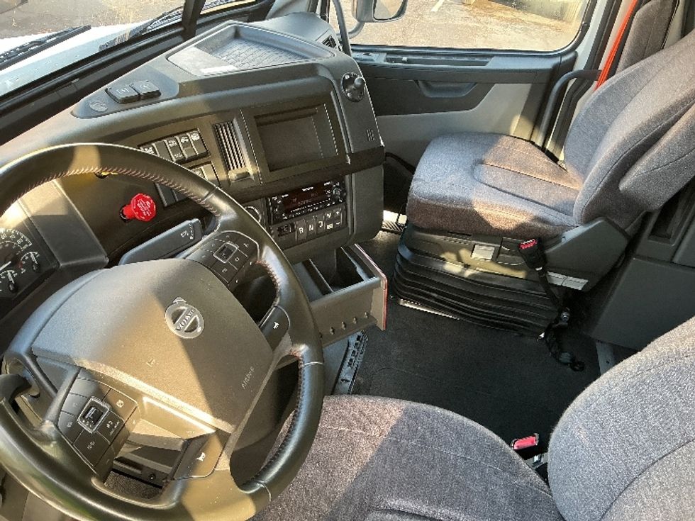 Sleeper Tractor-Heavy Duty Tractors-Volvo-2023-VNL64860-Olive Branch-MS-531,109\n\t\tmiles-$ 78,500 - Image 10