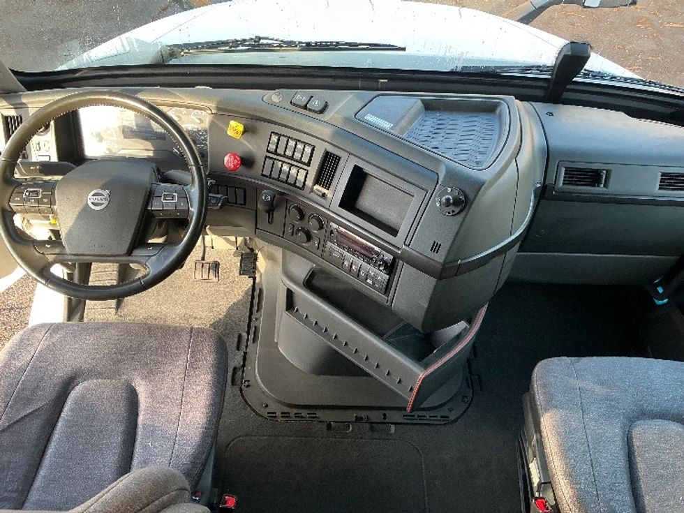 Sleeper Tractor-Heavy Duty Tractors-Volvo-2023-VNL64860-Olive Branch-MS-531,109\n\t\tmiles-$ 78,500 - Image 12