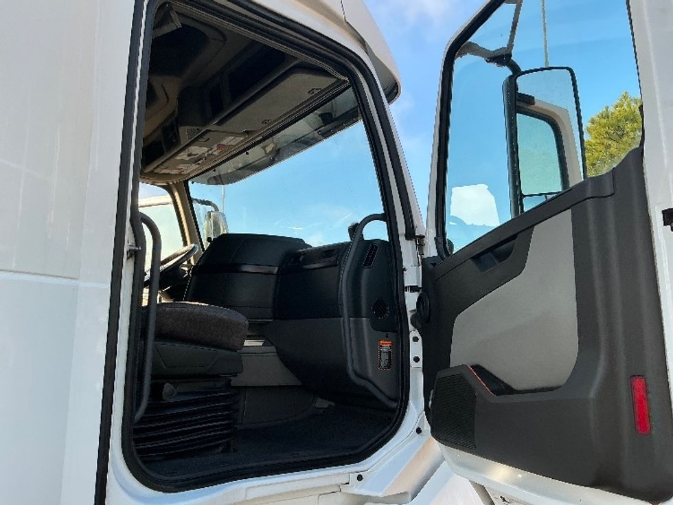 Sleeper Tractor-Heavy Duty Tractors-Volvo-2023-VNL64860-Olive Branch-MS-531,109\n\t\tmiles-$ 78,500 - Image 13
