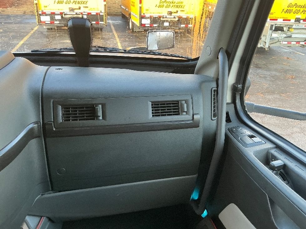 Sleeper Tractor-Heavy Duty Tractors-Volvo-2023-VNL64860-Olive Branch-MS-531,109\n\t\tmiles-$ 78,500 - Image 14