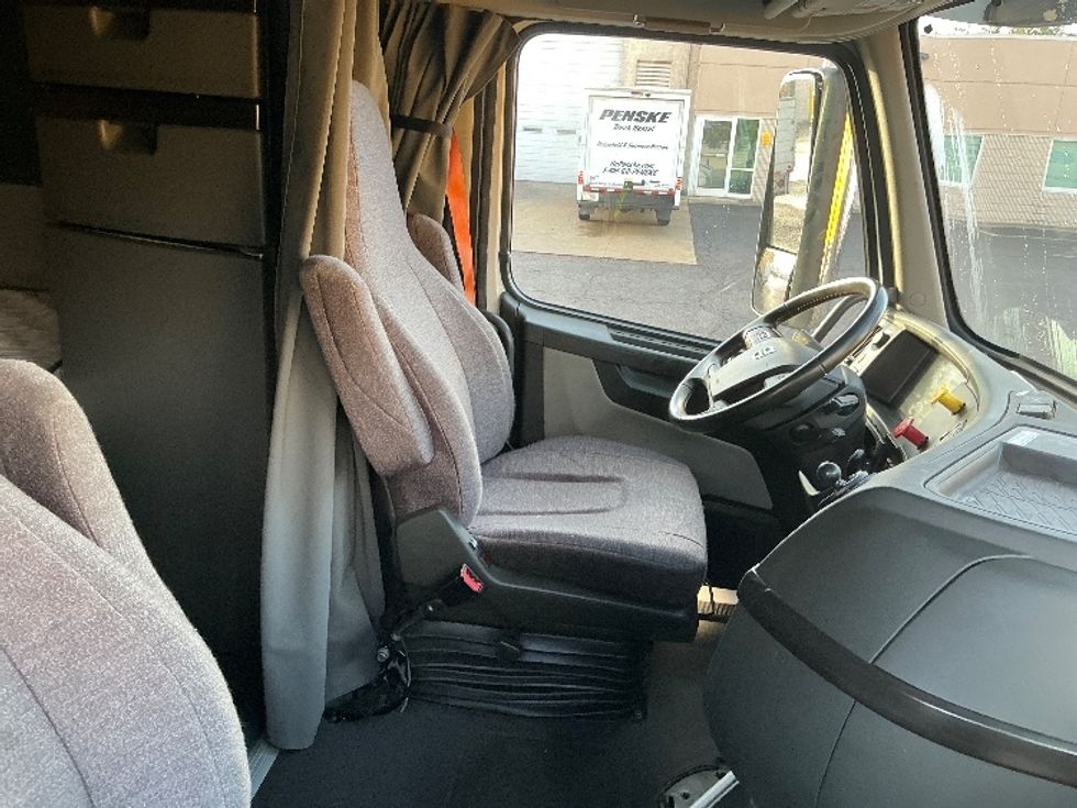 Sleeper Tractor-Heavy Duty Tractors-Volvo-2023-VNL64860-Olive Branch-MS-531,109\n\t\tmiles-$ 78,500 - Image 15