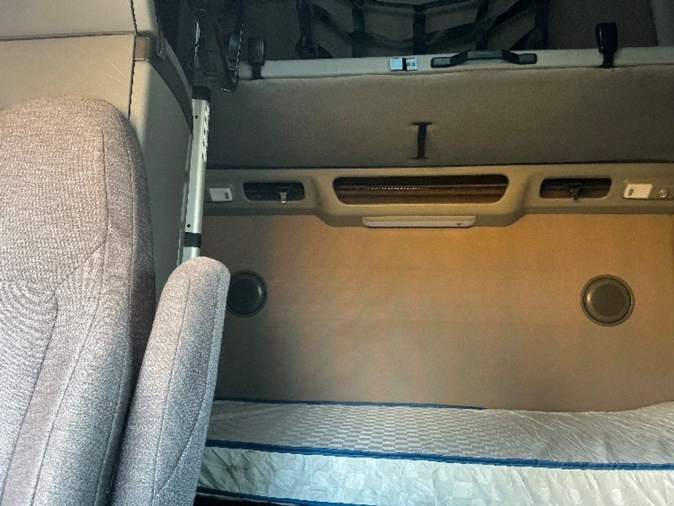 Sleeper Tractor-Heavy Duty Tractors-Volvo-2023-VNL64860-Olive Branch-MS-531,109\n\t\tmiles-$ 78,500 - Image 16