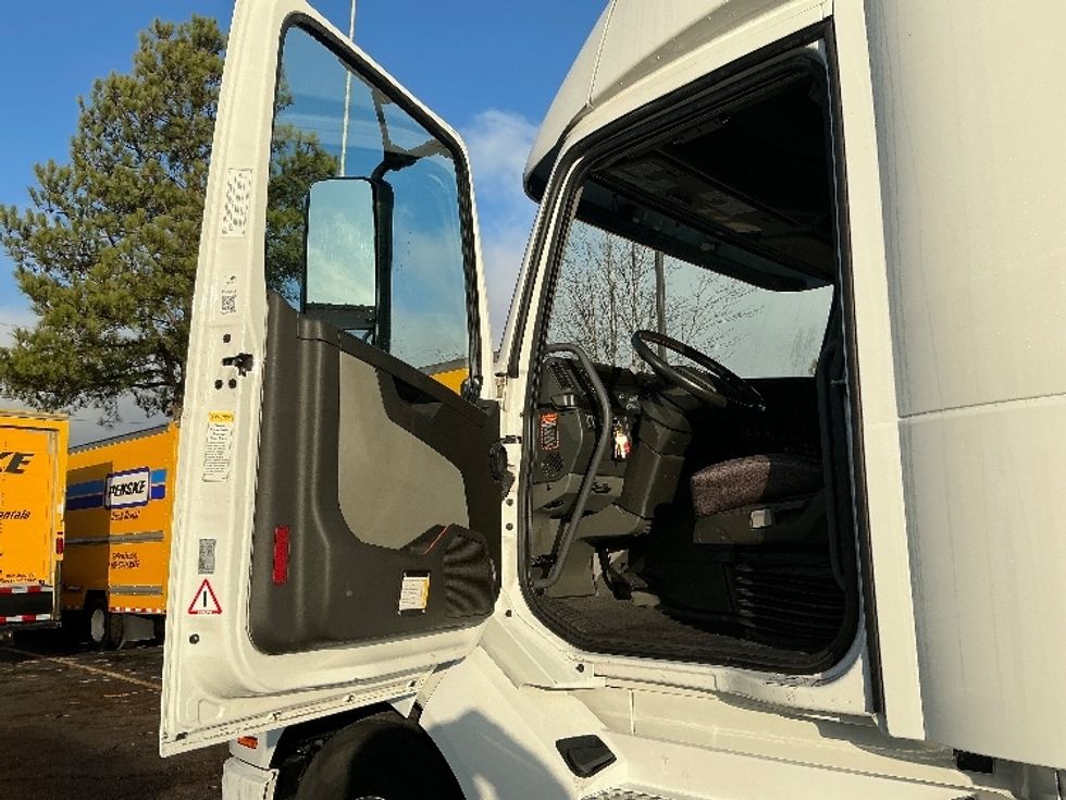 Sleeper Tractor-Heavy Duty Tractors-Volvo-2023-VNL64860-Olive Branch-MS-531,109\n\t\tmiles-$ 78,500 - Image 9