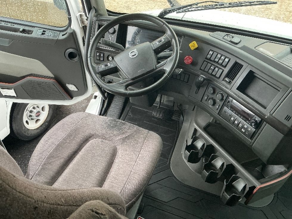 Sleeper Tractor-Heavy Duty Tractors-Volvo-2023-VNL64860-Olive Branch-MS-569,234\n\t\tmiles-$ 74,750 - Image 10
