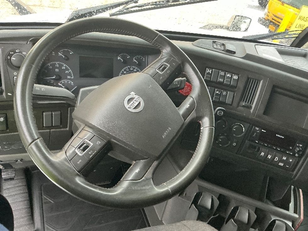 Sleeper Tractor-Heavy Duty Tractors-Volvo-2023-VNL64860-Olive Branch-MS-569,234\n\t\tmiles-$ 74,750 - Image 11