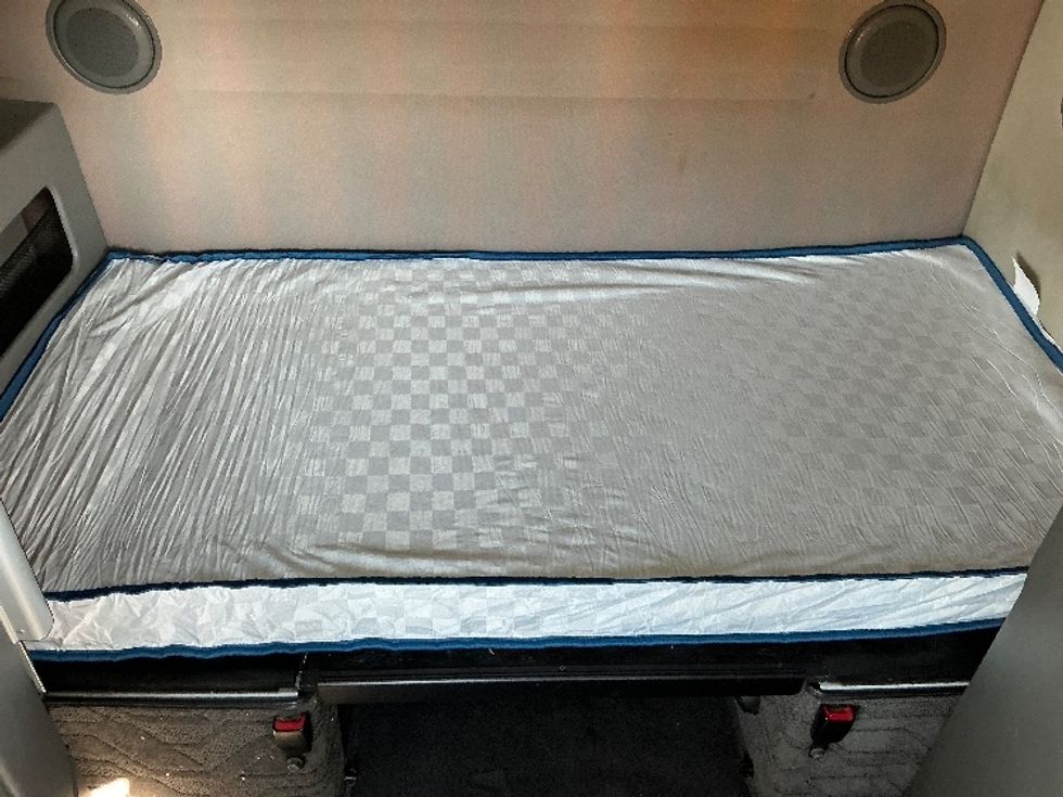 Sleeper Tractor-Heavy Duty Tractors-Volvo-2023-VNL64860-Olive Branch-MS-569,234\n\t\tmiles-$ 74,750 - Image 16