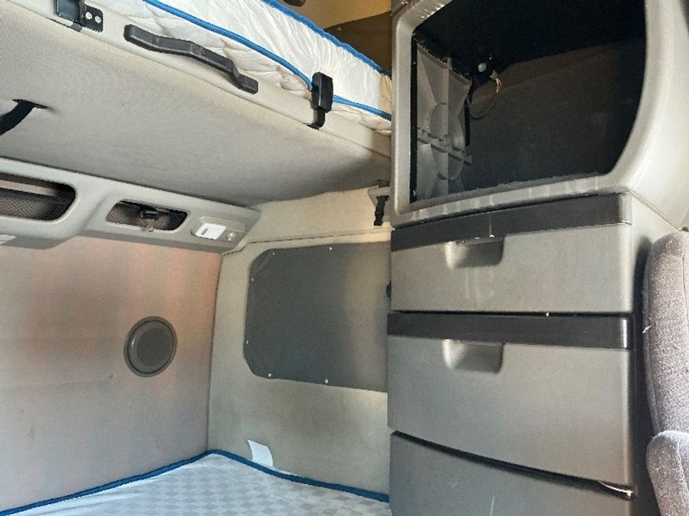 Sleeper Tractor-Heavy Duty Tractors-Volvo-2023-VNL64860-Olive Branch-MS-569,234\n\t\tmiles-$ 74,750 - Image 17