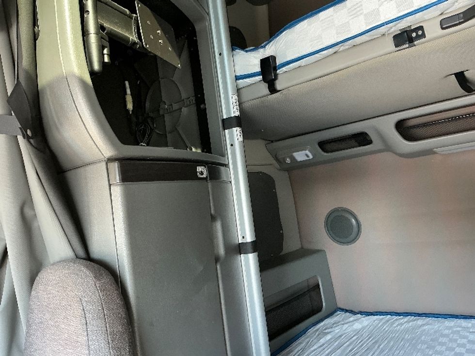 Sleeper Tractor-Heavy Duty Tractors-Volvo-2023-VNL64860-Olive Branch-MS-569,234\n\t\tmiles-$ 74,750 - Image 18