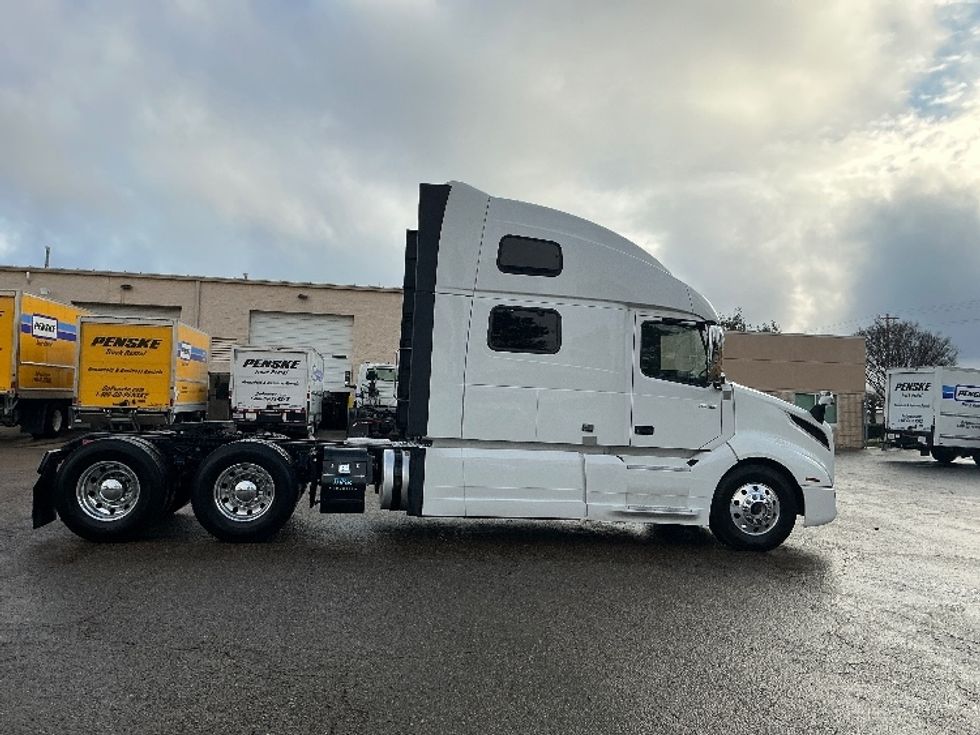 Sleeper Tractor-Heavy Duty Tractors-Volvo-2023-VNL64860-Olive Branch-MS-569,234\n\t\tmiles-$ 74,750 - Image 8
