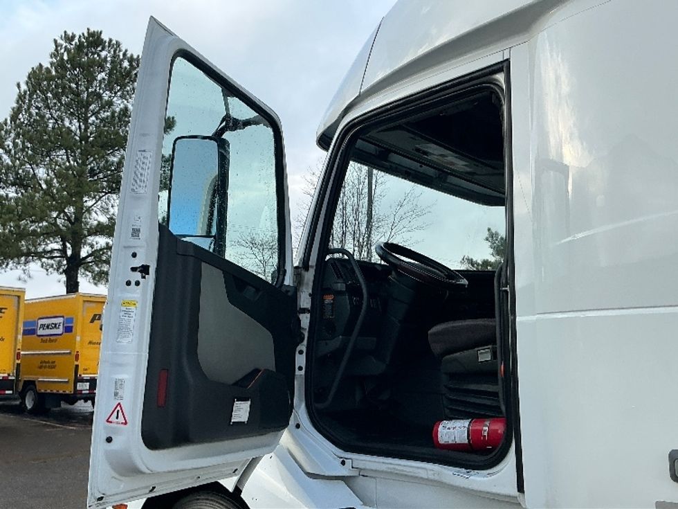 Sleeper Tractor-Heavy Duty Tractors-Volvo-2023-VNL64860-Olive Branch-MS-569,234\n\t\tmiles-$ 74,750 - Image 9