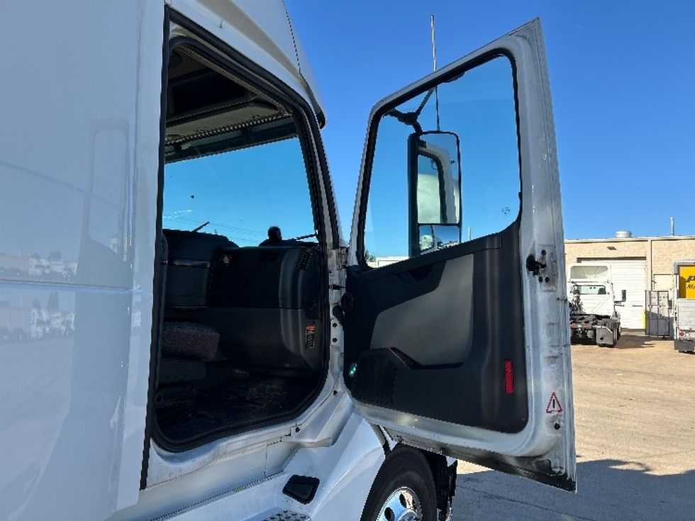 Sleeper Tractor-Heavy Duty Tractors-Volvo-2023-VNL64860-Olive Branch-MS-586,309\n\t\tmiles-$ 76,000 - Image 11