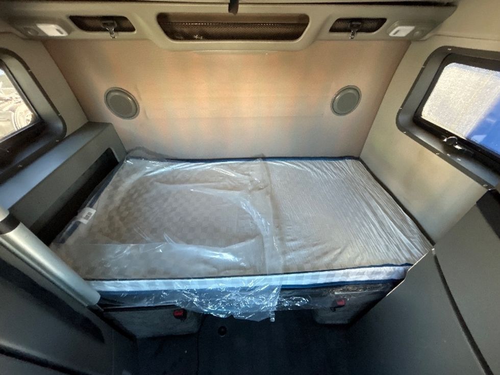 Sleeper Tractor-Heavy Duty Tractors-Volvo-2023-VNL64860-Olive Branch-MS-586,309\n\t\tmiles-$ 76,000 - Image 12