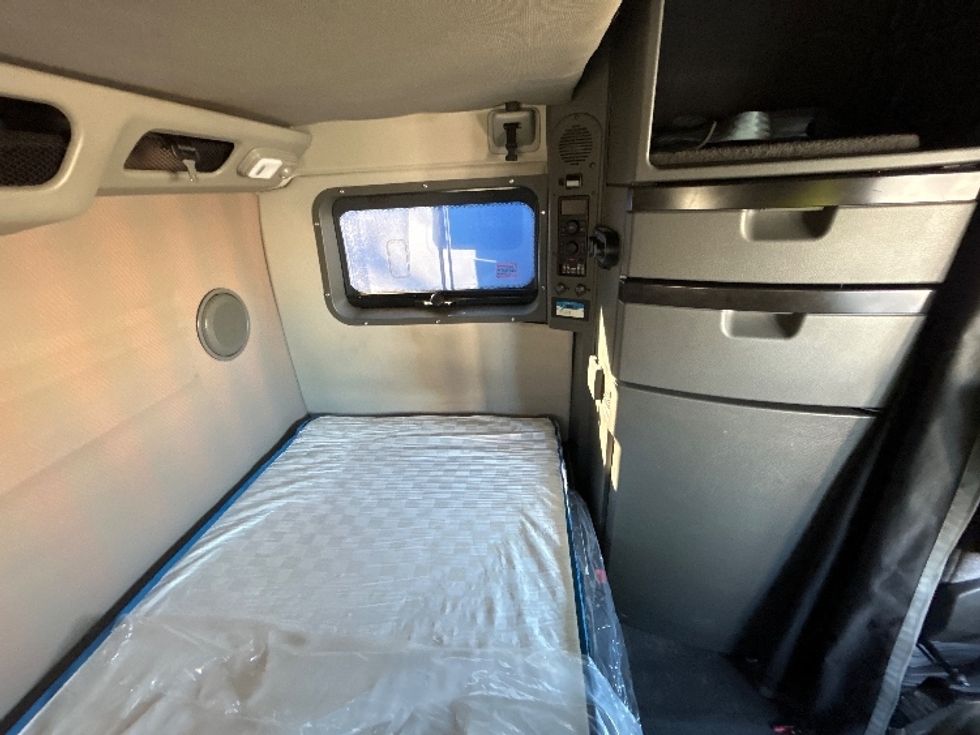 Sleeper Tractor-Heavy Duty Tractors-Volvo-2023-VNL64860-Olive Branch-MS-586,309\n\t\tmiles-$ 76,000 - Image 13