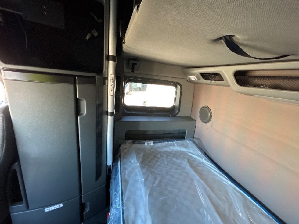 Sleeper Tractor-Heavy Duty Tractors-Volvo-2023-VNL64860-Olive Branch-MS-586,309\n\t\tmiles-$ 76,000 - Image 14