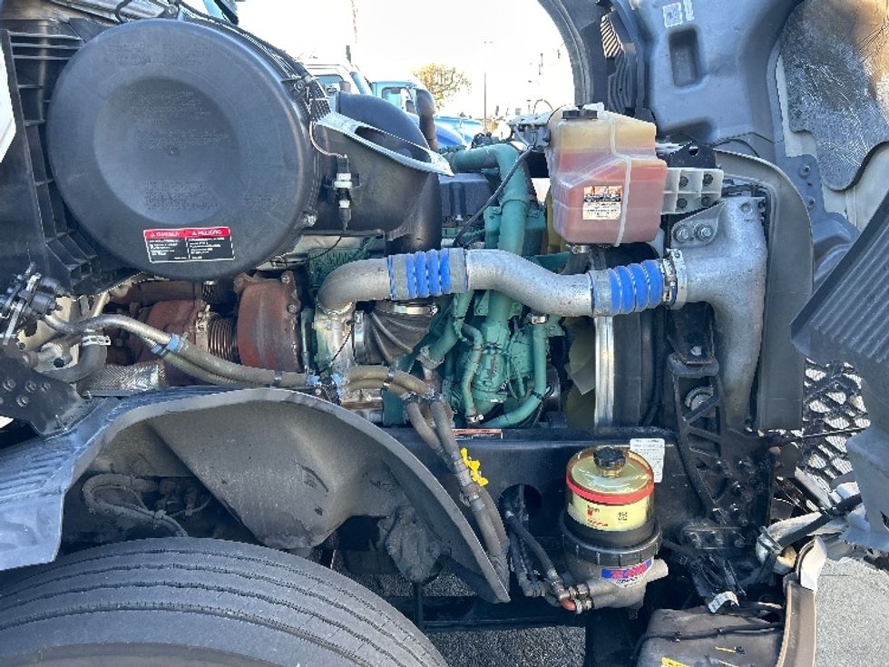 Sleeper Tractor-Heavy Duty Tractors-Volvo-2023-VNL64860-Olive Branch-MS-586,309\n\t\tmiles-$ 76,000 - Image 16