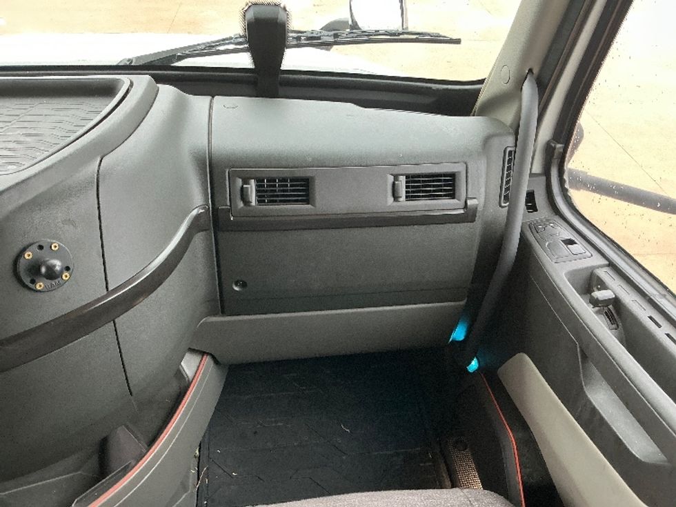 Sleeper Tractor-Heavy Duty Tractors-Volvo-2023-VNL64860-Olive Branch-MS-586,309\n\t\tmiles-$ 76,000 - Image 17