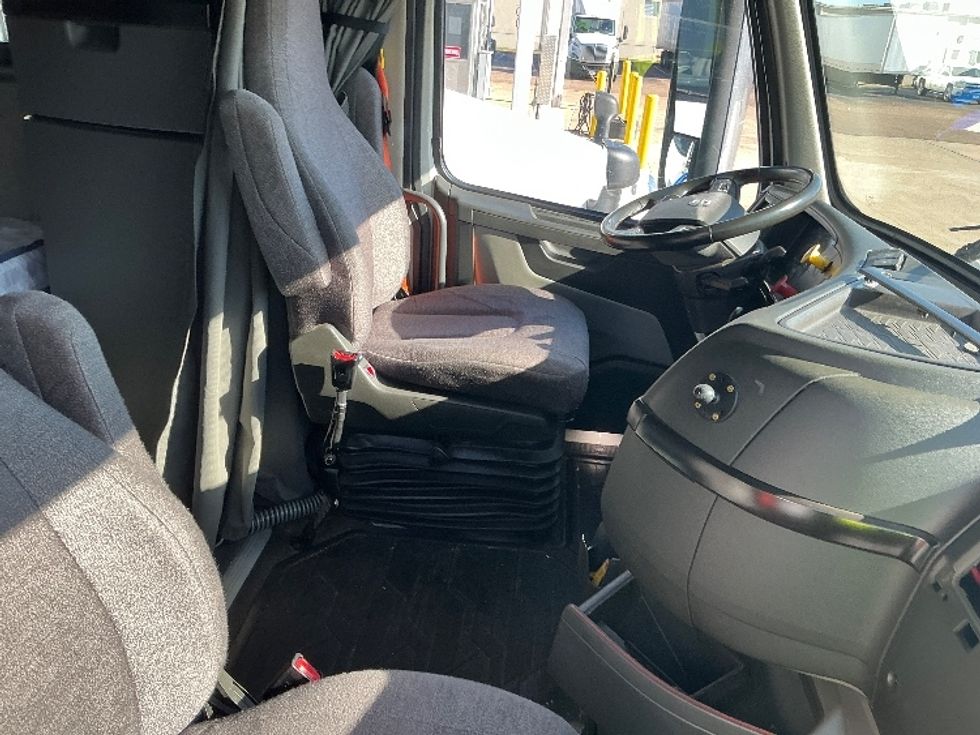 Sleeper Tractor-Heavy Duty Tractors-Volvo-2023-VNL64860-Olive Branch-MS-586,309\n\t\tmiles-$ 76,000 - Image 18