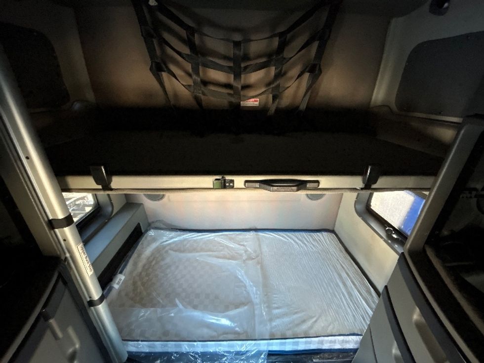 Sleeper Tractor-Heavy Duty Tractors-Volvo-2023-VNL64860-Olive Branch-MS-586,309\n\t\tmiles-$ 76,000 - Image 19