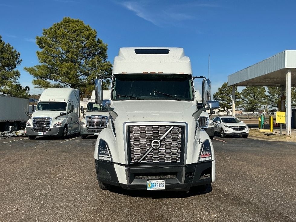 Sleeper Tractor-Heavy Duty Tractors-Volvo-2023-VNL64860-Olive Branch-MS-586,309\n\t\tmiles-$ 76,000 - Image 2