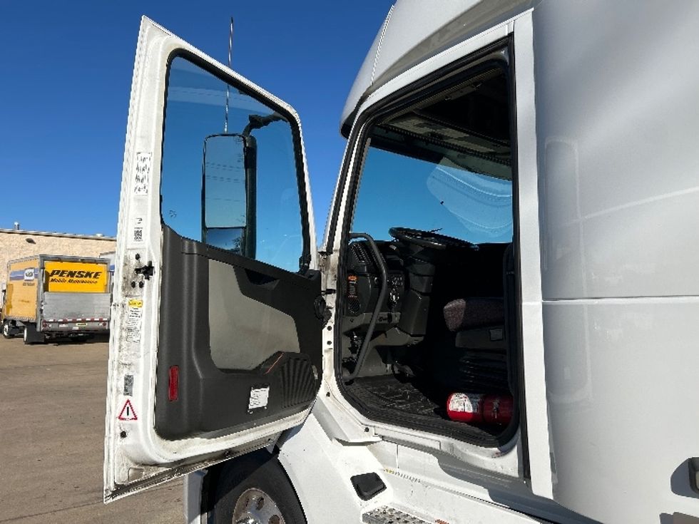 Sleeper Tractor-Heavy Duty Tractors-Volvo-2023-VNL64860-Olive Branch-MS-586,309\n\t\tmiles-$ 76,000 - Image 9