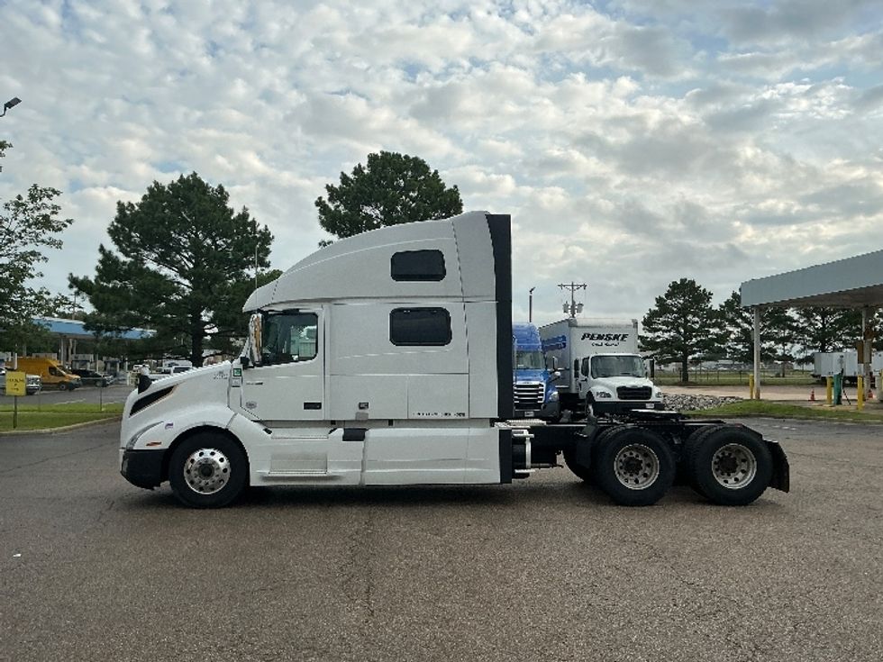 Sleeper Tractor-Heavy Duty Tractors-Volvo-2023-VNL64860-Olive Branch-MS-599,274\n\t\tmiles-$ 79,750 - Image 4