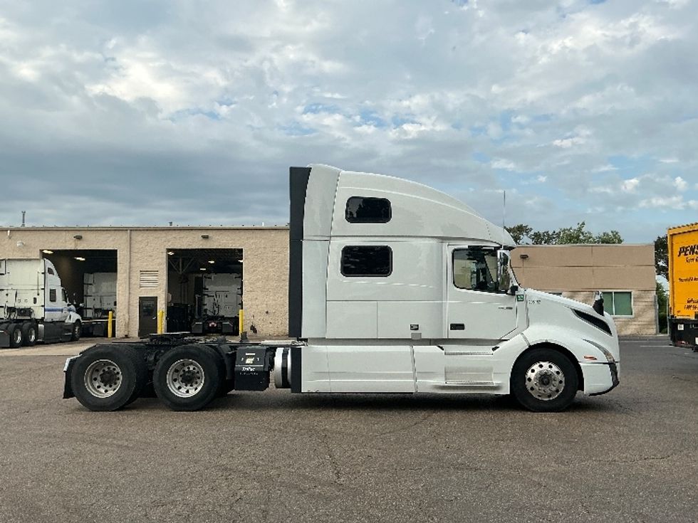 Sleeper Tractor-Heavy Duty Tractors-Volvo-2023-VNL64860-Olive Branch-MS-599,274\n\t\tmiles-$ 79,750 - Image 8