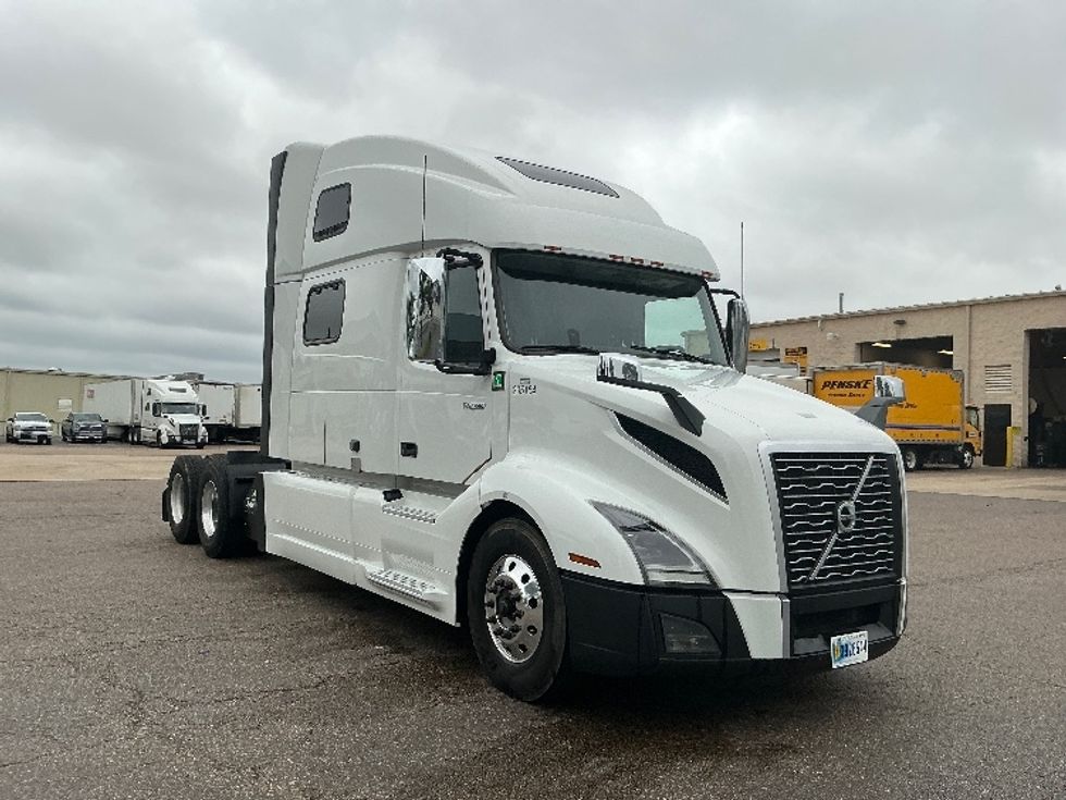 Sleeper Tractor-Heavy Duty Tractors-Volvo-2023-VNL64860-Olive Branch-MS-638,976\n\t\tmiles-$ 75,750 - Image 1