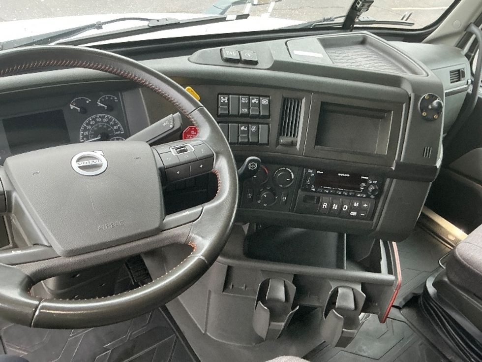 Sleeper Tractor-Heavy Duty Tractors-Volvo-2023-VNL64860-Olive Branch-MS-638,976\n\t\tmiles-$ 75,750 - Image 11