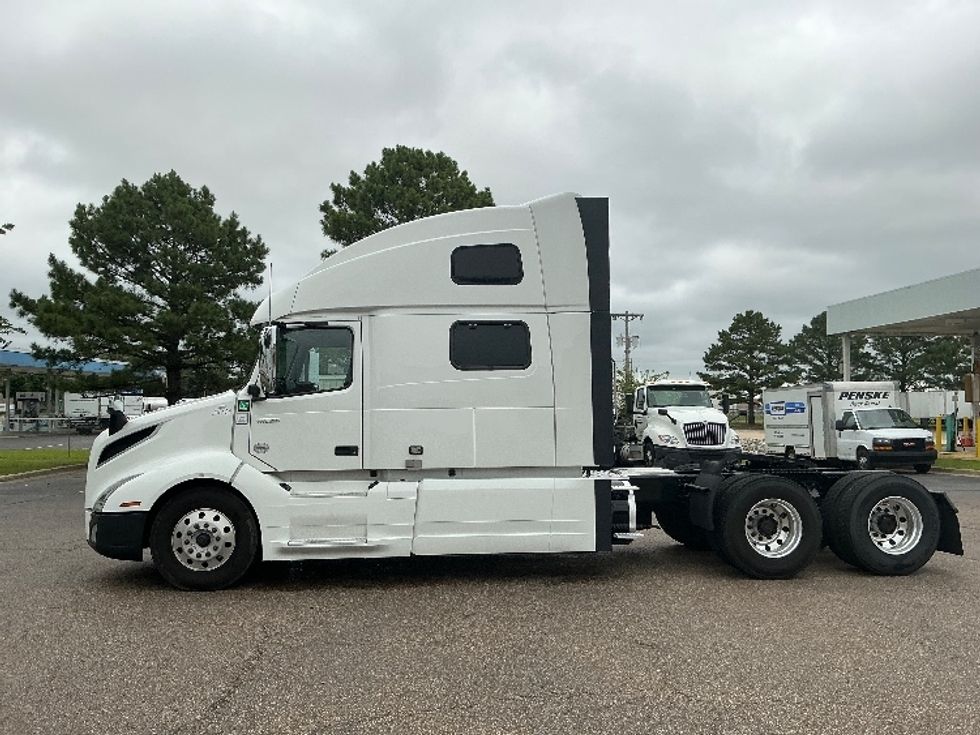 Sleeper Tractor-Heavy Duty Tractors-Volvo-2023-VNL64860-Olive Branch-MS-638,976\n\t\tmiles-$ 75,750 - Image 4