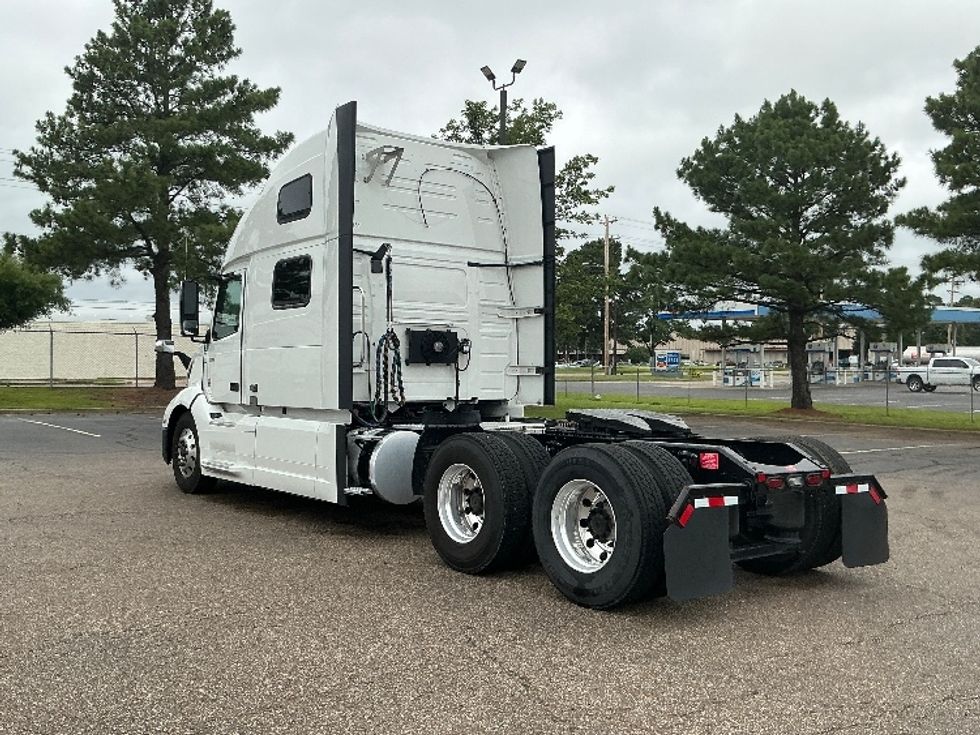 Sleeper Tractor-Heavy Duty Tractors-Volvo-2023-VNL64860-Olive Branch-MS-638,976\n\t\tmiles-$ 75,750 - Image 5
