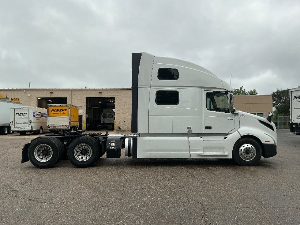 Sleeper Tractor-Heavy Duty Tractors-Volvo-2023-VNL64860-Olive Branch-MS-638,976\n\t\tmiles-$ 75,750 - Image 8