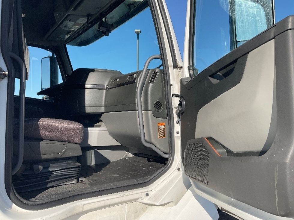 Sleeper Tractor-Heavy Duty Tractors-Volvo-2023-VNL64860-Pasco-WA-712,197\n\t\tmiles-$ 68,000 - Image 13